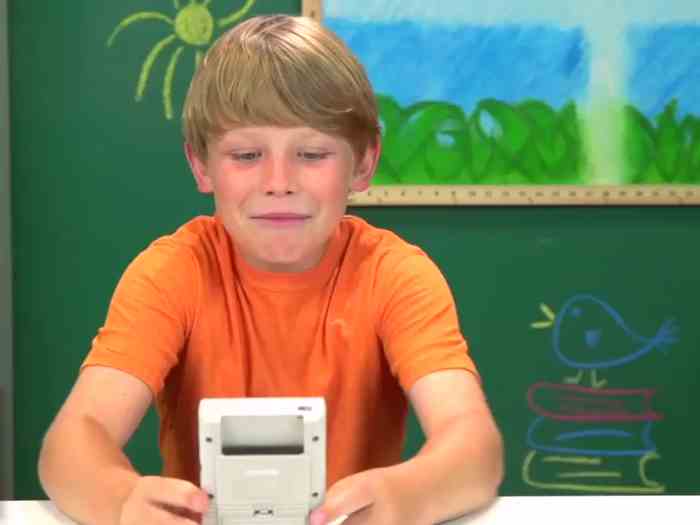 Niño Game Boy sin cartucho