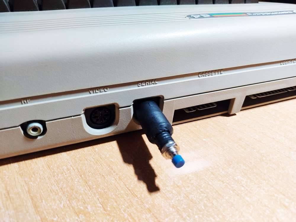 Botón de Soft Reset en un forma de periferico en un Commodore 64